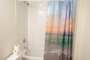 Hair dryer, towels, soap, toilet paper - Modern 3BR/2.5 Bath House Minutes to Niagara Falls (Hamilton)