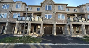 Exterior - Modern 3BR/2.5 Bath House Minutes to Niagara Falls (Hamilton)