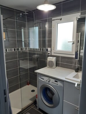 Shower, hair dryer, soap, toilet paper - House 4 persons in Saint Gildas de Rhuys, near the Ocean (Saint-Gildas-de-Rhuys)