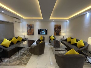 Área de estar no saguão