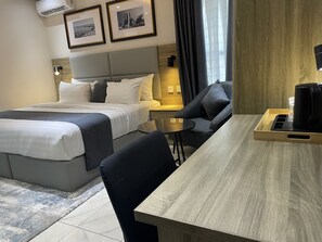 Deluxe kamer | Een bureau, een laptopwerkplek, gratis wifi