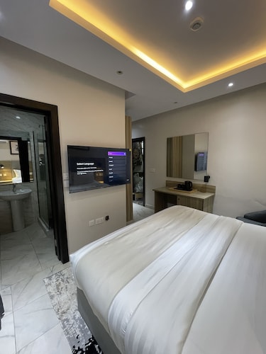 Ringruby Hotel Oladipo Bateye