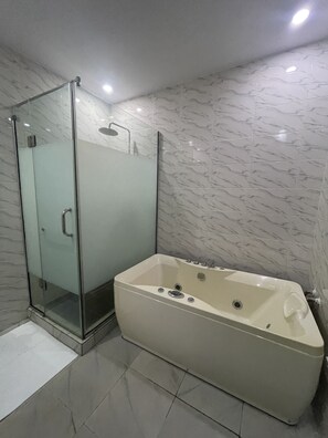 Executive Room, Balcony, City View | Bathroom - Ringruby Hotel Oladipo Bateye (Lagos)