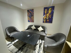 Quarto executivo, sacada, vista para a cidade | Área de estar