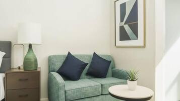 Deluxe Double Room, Garden View | Living area