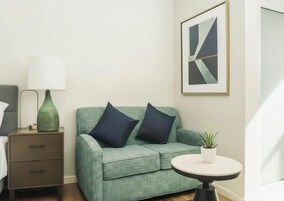 Deluxe Double Room, Garden View | Living area