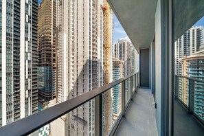 Property grounds - City Scape- Rooftop Pool & Downtown Living! (Miami)