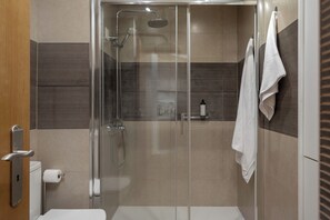 Shower, hair dryer, towels - Two Towers - One-bedroom flat with balcony (Funchal)