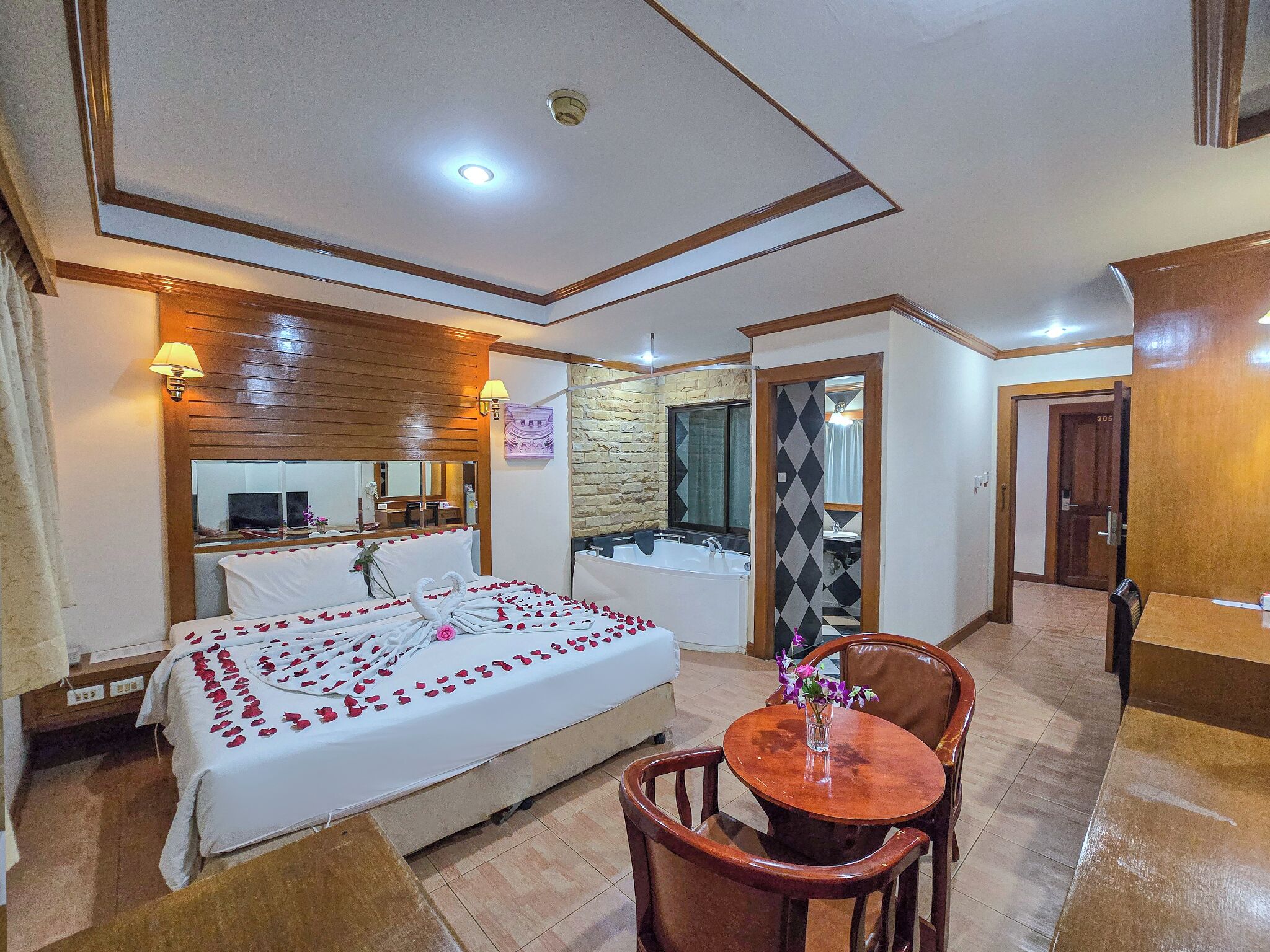 Honeymoon Room, Hot Tub