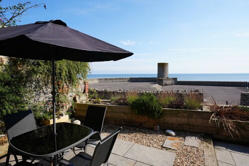 Blue Horizons seaside flat in town centre