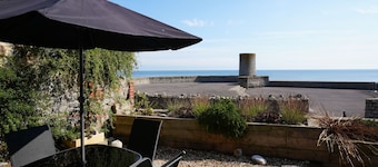 Blue Horizons seaside flat in town centre
