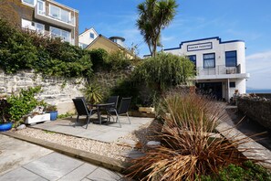 Outdoor dining - Blue Horizons seaside flat in town centre (Lyme Regis)