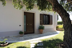 Exterior detail - Luxury Modern Villa with Garden, BBQ & Wood Oven - Close to Town (Ceglie Messapica)