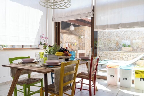 Luxury Modern Villa with Garden, BBQ & Wood Oven - Close to Town