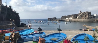 Lovely & Cozy Coastal 3BR Home in Câmara de Lobos – AC in Bedrooms