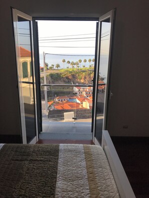 3 bedrooms, iron/ironing board, Internet, bed sheets -  Lovely & Cozy Coastal 3BR Home in Câmara de Lobos – AC in Bedrooms (Câmara de Lobos)