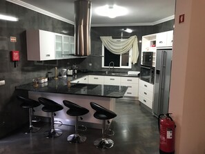 Private kitchen -  Lovely & Cozy Coastal 3BR Home in Câmara de Lobos – AC in Bedrooms (Câmara de Lobos)