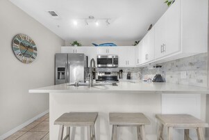Condo, Multiple Beds (Gulf Island 532) | Private kitchen