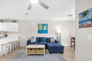Apartment, Mehrere Betten (Gulf Island 532) | Wohnbereich
