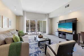 TV, offices - Amazing 1BR Apt w/ Private Balcony + Amenities (Doral)