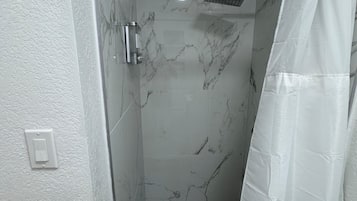 Secadora de cabello, toallas, jabón, papel de baño