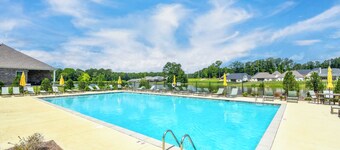 Plains GetAway, Game Day Oasis, 13 minutes to Toomers, Luxury Townhome