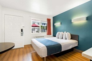 Basic Room, Mountain View - Vagabond Inn - Carpinteria South (Carpinteria)