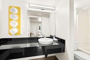 Basic Room, Mountain View | Bathroom - Vagabond Inn - Carpinteria South (Carpinteria)