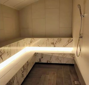 Shower, hair dryer, towels, soap - Luxury apartment in a prime location in Quito (Quito)