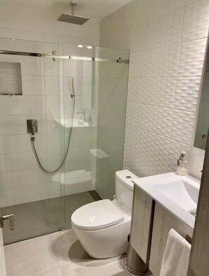 Shower, hair dryer, towels, soap - Luxury apartment in a prime location in Quito (Quito)
