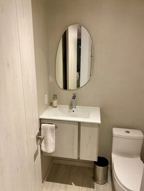 Shower, hair dryer, towels, soap - Luxury apartment in a prime location in Quito (Quito)