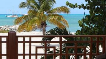 Suite, 2 dobbeltsenger, strandutsikt | Utsikt mot strand/hav