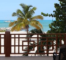 Suíte, 2 camas de casal, vista para a praia | Vista para praia/oceano
