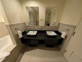 Bañera y ducha independientes, secador de pelo, toallas, jabón