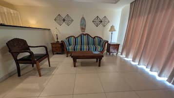 Suite clásica, vista a la playa | Área de sala de estar