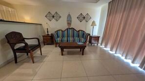 Classic Suite, Beach View | Living area - Pasanggrahan The Crown House Hotel (Philipsburg)