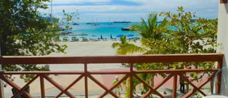 Trên bãi biển, cát trắng, quán bar trên bãi biển