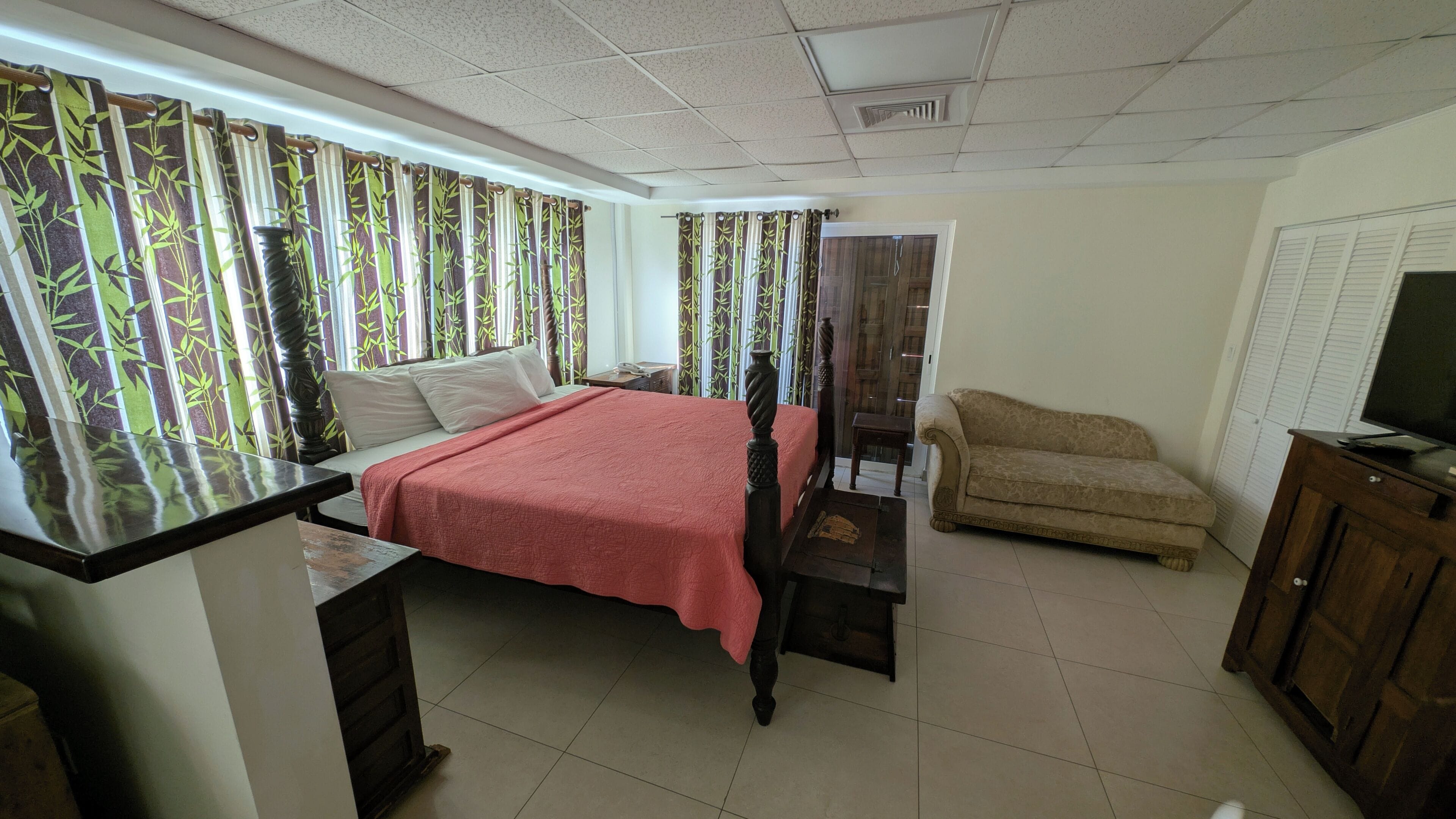 Habitación Deluxe, balcón, vistas a la ciudad | Caja fuerte, mobiliario individual, escritorio y cortinas opacas