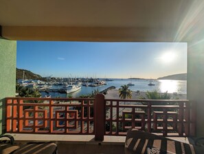 Classic Suite, Beach View | Property grounds - Pasanggrahan The Crown House Hotel (Philipsburg)