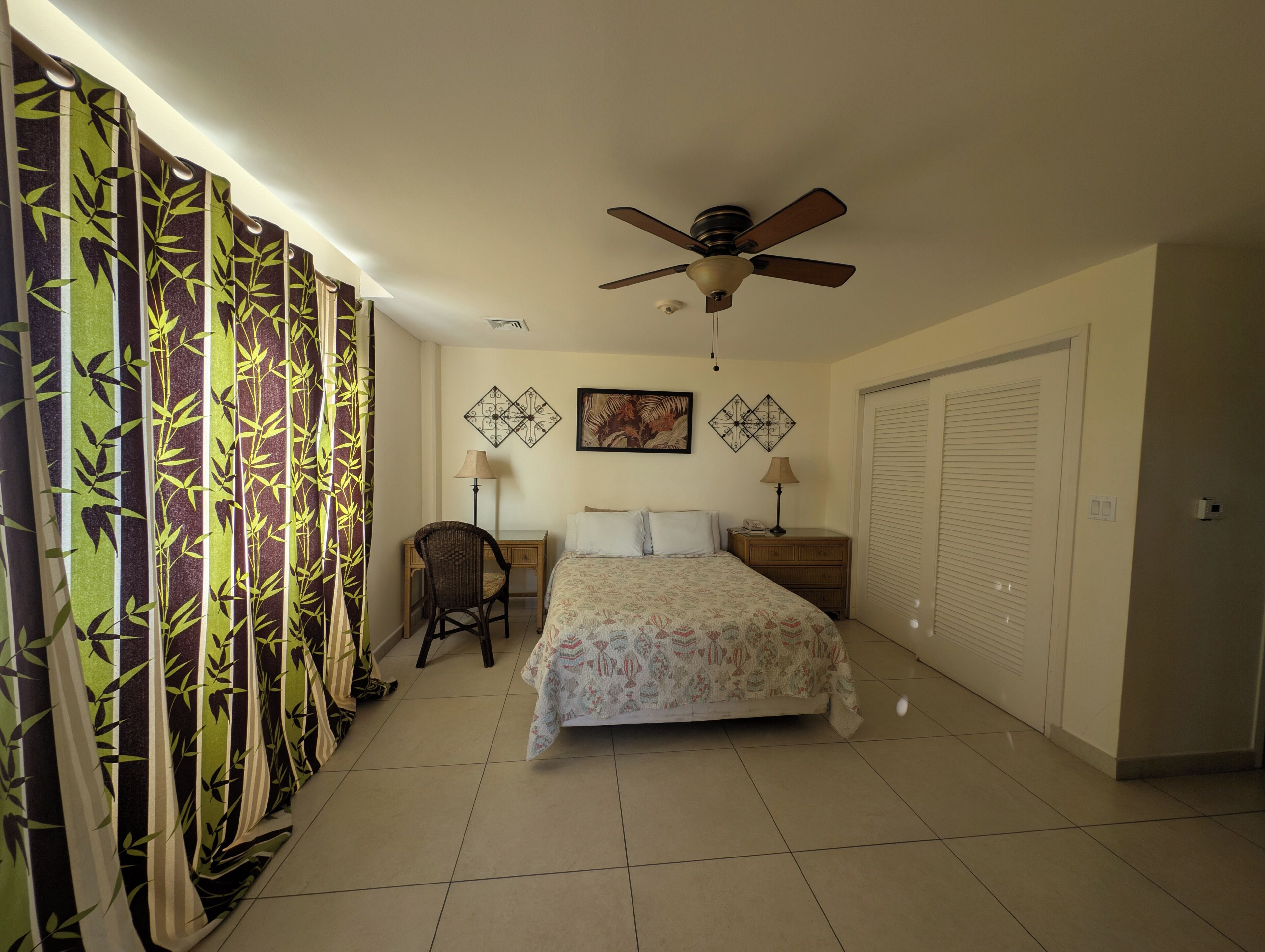 Habitación estándar, vistas a la ciudad | Caja fuerte, mobiliario individual, escritorio y cortinas opacas