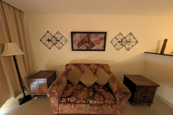 Classic Suite, Beach View | Living area