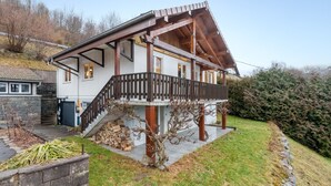 A two-story house with a wooden balcony, a stone staircase, and a garden. - Châlet Pré Gaillard - proche du centre la Bresse (La Bresse)