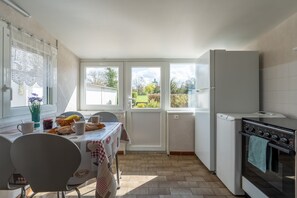 Fridge, microwave, oven, coffee/tea maker