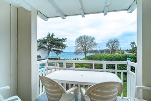 Outdoor dining - L’Horizon du cap - Vue sur la Plage du Trez (Benodet)