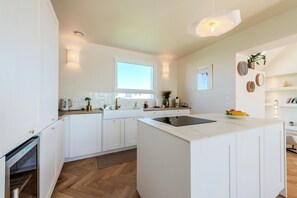 Een koelkast, een magnetron, een oven, een vaatwasser