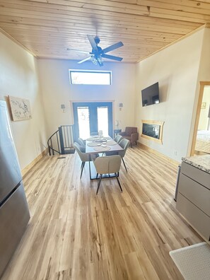Dining - Marvelous New 5-bedroom tiny house with AC in charming Roach on the water (Roach)