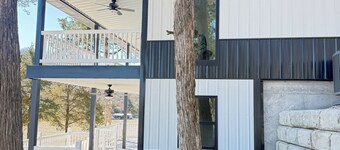 Marvelous New 5-bedroom tiny house with AC in charming Roach on the water