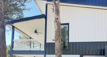 Marvelous New 5-bedroom tiny house with AC in charming Roach on the water