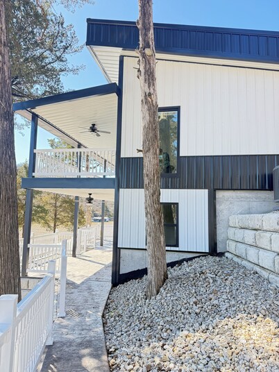 Marvelous New 5-bedroom tiny house with AC in charming Roach on the water