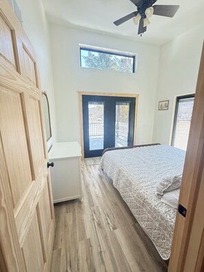 Room - Marvelous New 5-bedroom tiny house with AC in charming Roach on the water (Roach)